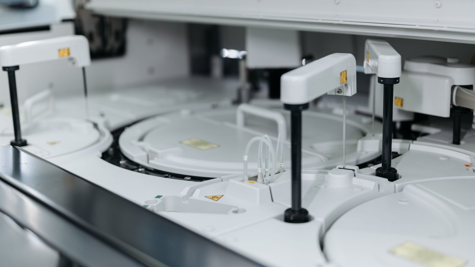 Medizintechnisches Analysegerät im Laborbetrieb